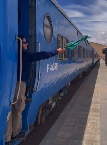 Guarda saludando con bandera verde desde el Movitren