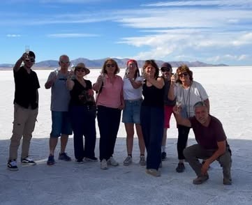 Grupo de viajeros brindando en Salinas Grandes